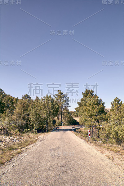 狭窄的沥青山路