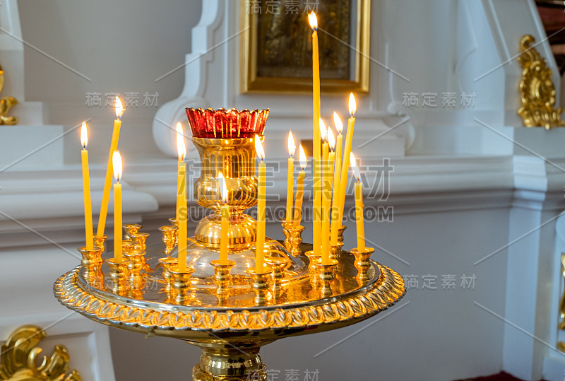 东正教堂圣像上的蜡烛。宗教节日，大斋戒，祈祷观念。