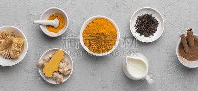 混凝土背景下的姜黄瓶里的椰奶