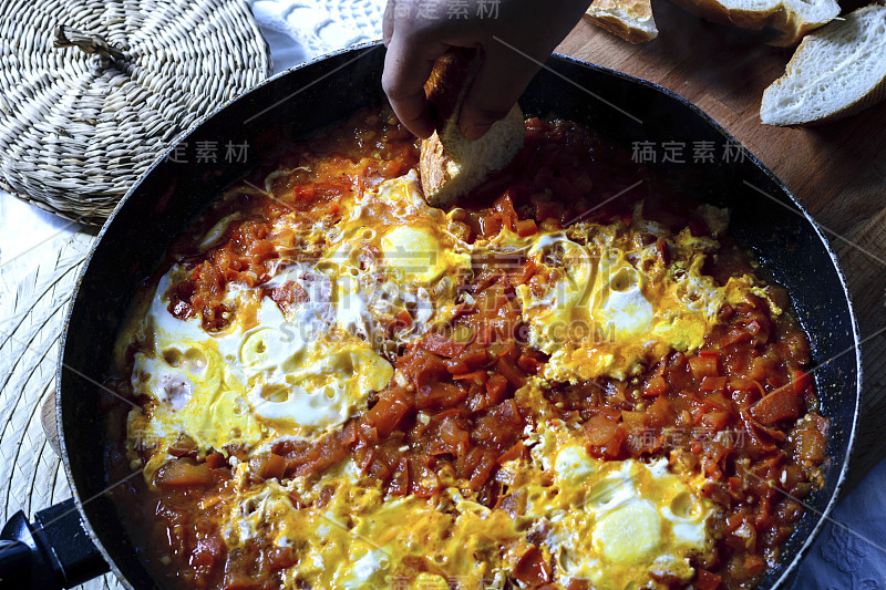 铁锅里的Shakshuka。中东食物，用番茄和胡椒煮鸡蛋