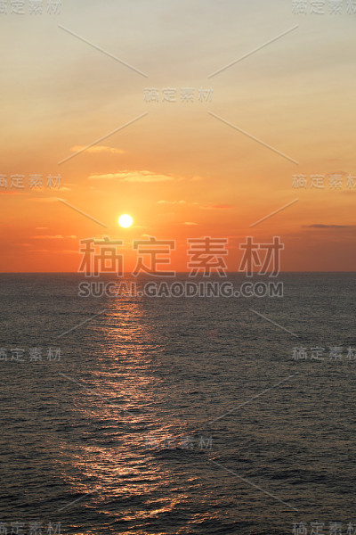 大海和日落的天空。美丽的海景。