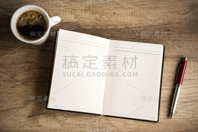 木桌上的笔记本