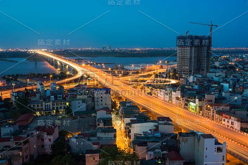 鸟瞰图的河内城市景观在暮色。永图桥横跨红河