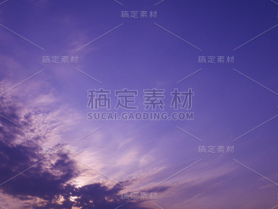 天空有戏剧性的多云日落和太阳