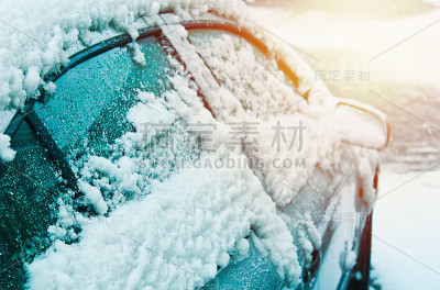车的一侧在冬天被雪覆盖