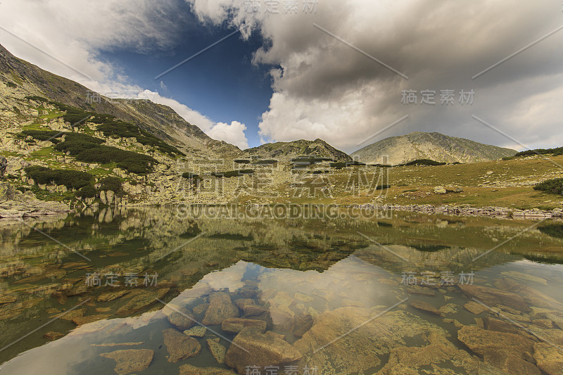 夏季山景秀丽，有冰川湖和雨云