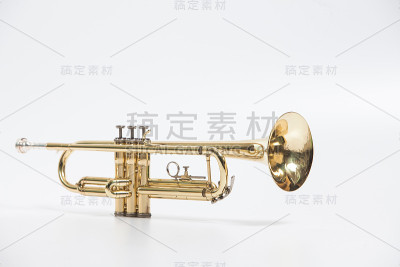 金色漆喇叭与吹口孤立在白色