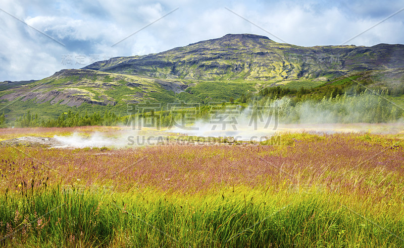 冰岛豪卡达鲁尔地热区的彩色火山间歇泉景观