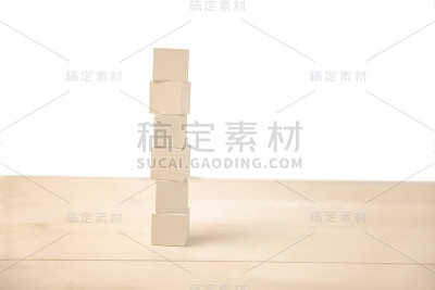 桌子上的积木塔