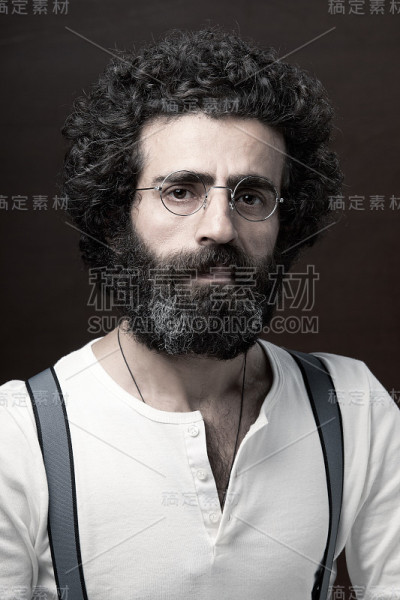 卷发和胡子的男人肖像