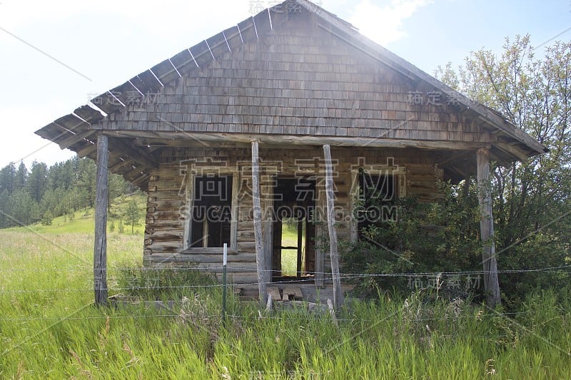 在洛奇波尔蒙大拿的废弃小屋