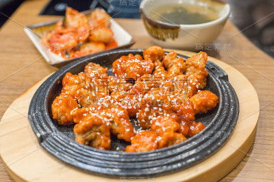 传统的韩国食物，麻辣猪肉和汤炒。