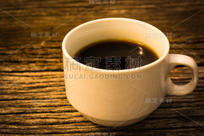 木背景上的咖啡杯