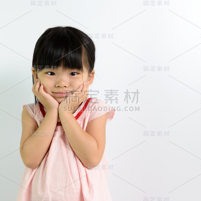 蹒跚学步的女孩