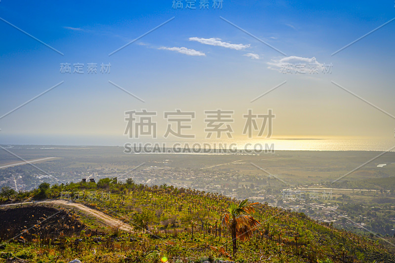 日落时分，从Cerro de la Vigia的视角看古巴特立尼达周围的风景和风景