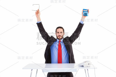商人拿着老花镜和计算器