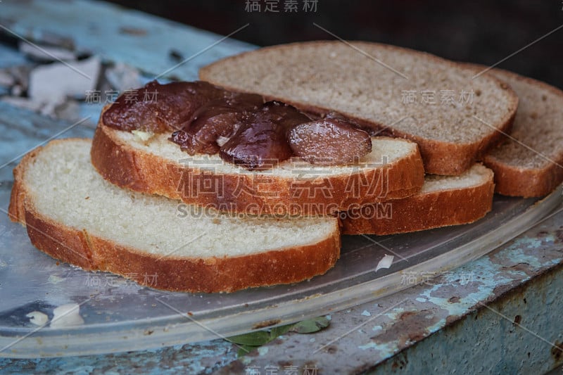 把鲱鱼去皮切成块，用腌料和洋葱腌在一起