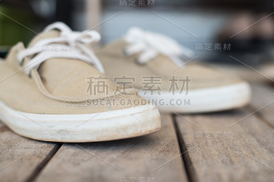 靠近运动鞋的木材纹理。