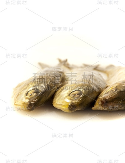 白色背景上的新鲜沙丁鱼
