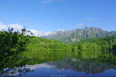 初夏的鹿神池