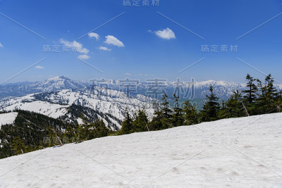 在春天，从爱祖玛阁山上看久臣阁和智武阁