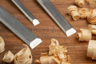 木匠、橱柜师在工作台上制作手工工具