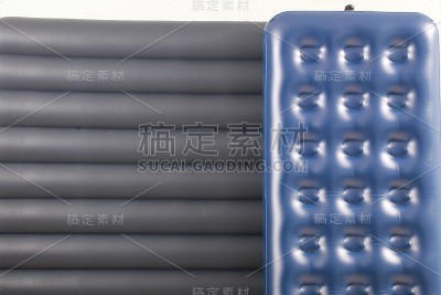 蓝色的充气床垫，用来睡觉和休息