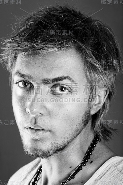 强烈的看