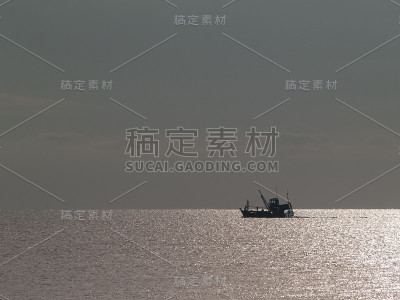日出渔船