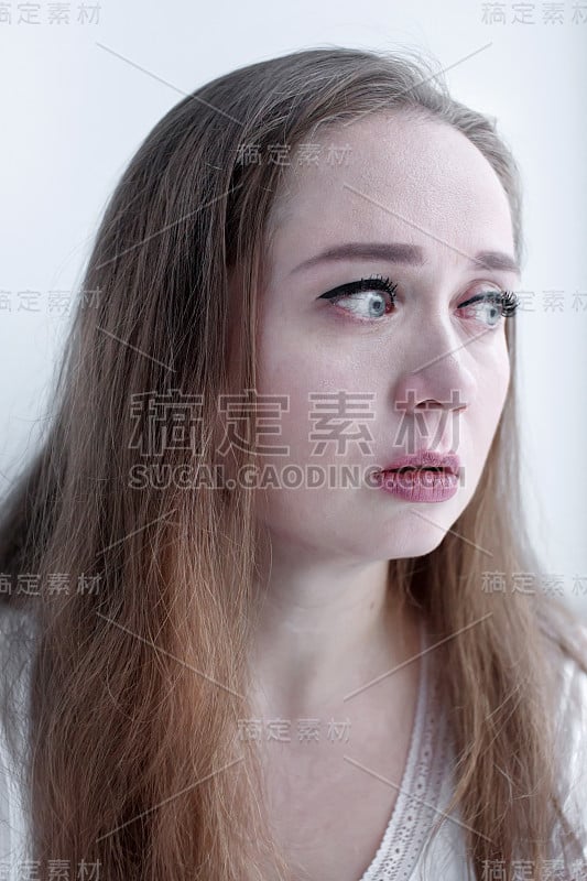 表情丰富的特写肖像哭泣的女人与眼泪流在她的脸上