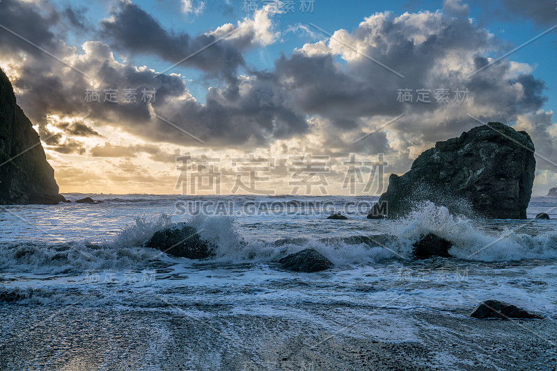 汹涌的海浪和海堤