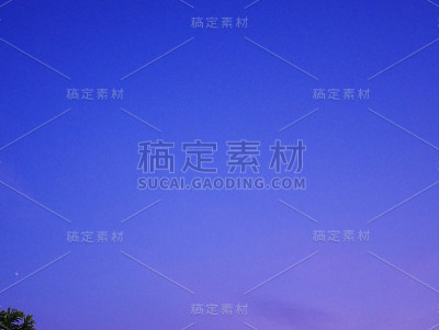 天空有戏剧性的多云日落和太阳