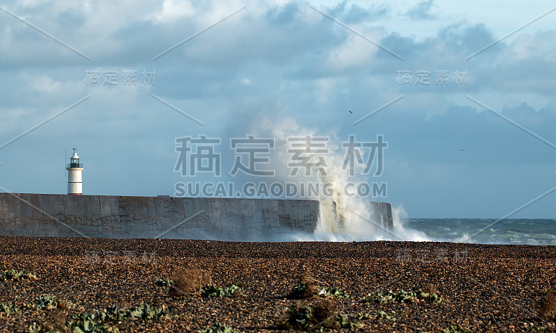 灯塔和海浪