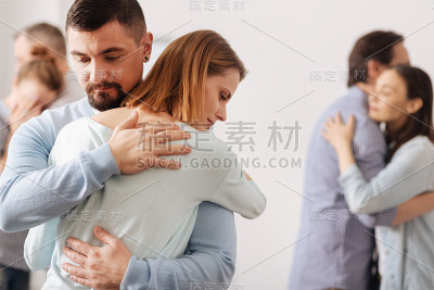 勇敢的男性拥抱他的同事