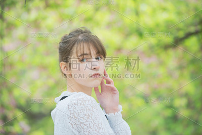 年轻女子被树治好了