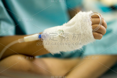 生病的小男孩躺在医院的病床上