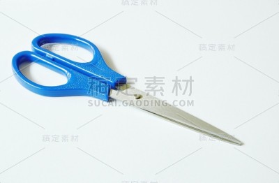 蓝色塑料手柄的剪刀