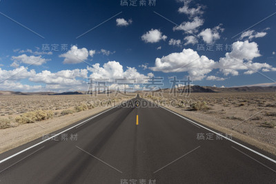 孤独的沙漠之路
