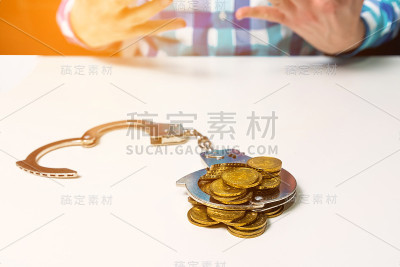 桌上有带着手铐的金币。