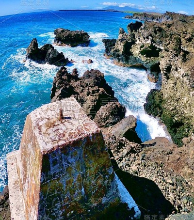 海岸线灯塔山