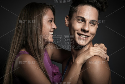 肖像美丽的年轻夫妇在深灰色的背景