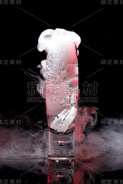 喝在玻璃
