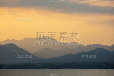 山中的日落