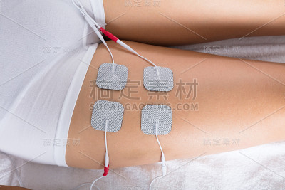 大腿上挂着电极的女人