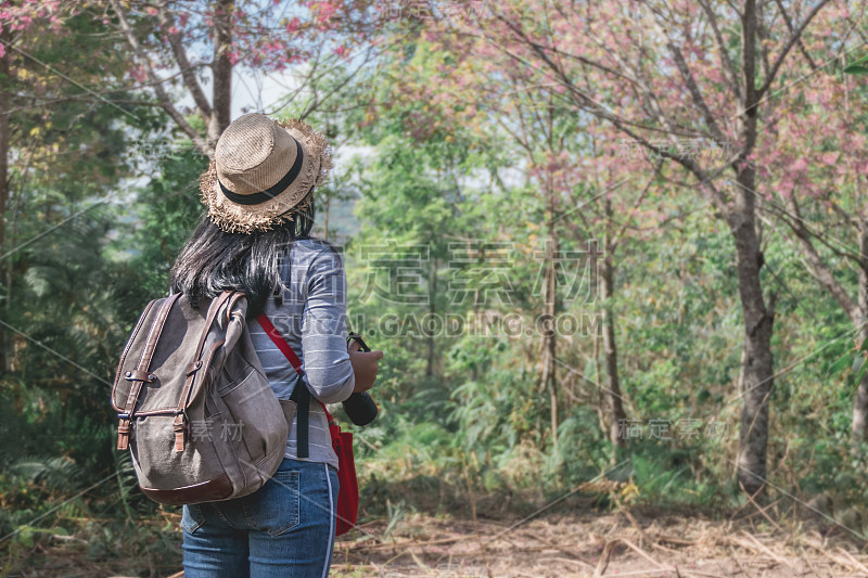 山上的亚洲女孩背包客