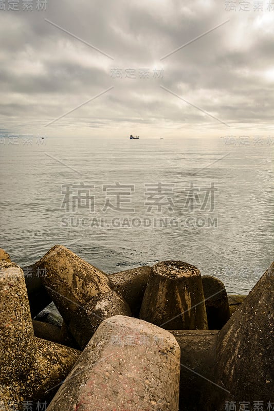 海景与波折在前景