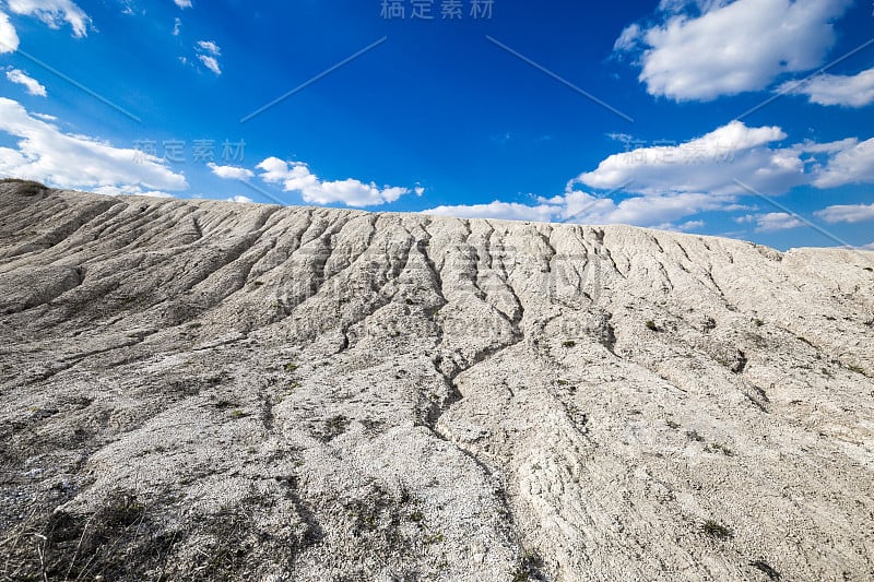 美丽的景色白色的白垩悬崖与粗糙的分裂在蓝天的背景。