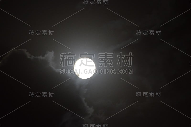 在天空中多云的夜晚，满月的景象