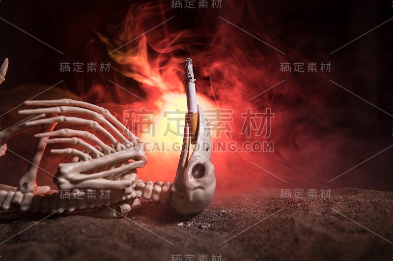 烟灰缸和烟头在黑暗的背景。有选择性的重点