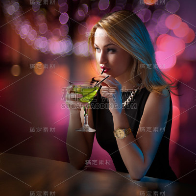 环顾四周，啜饮着鸡尾酒的女人
